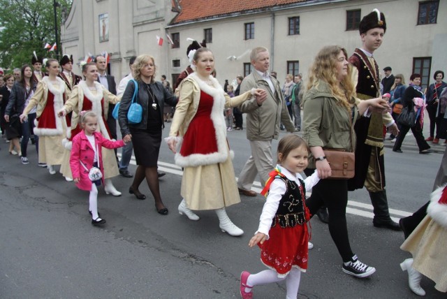 Co roku "Polonez dla Lublina" gromadzi małych i dużych tancerzy.