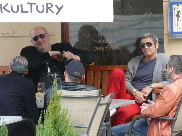 Po męczącej pracy na planie serialu aktorzy siadają w kawiarniach, latem przed lokalami. Na zdjęciu od lewej: Michał Piela jako serialowy aspirant Nocul i Piotr Polk jako komendant Orest Możejko.