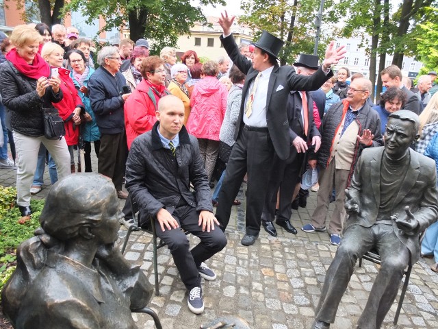 Na odsłonięcie pomnik Wojciecha Młynarskiego przyjechał syn Jan Młynarski. Był też pierwszym, który usiadł na krzesełku.