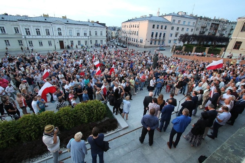 Wielka manifestacja w centrum Kielc „Wolne Sądy” z tysiącami uczestników  