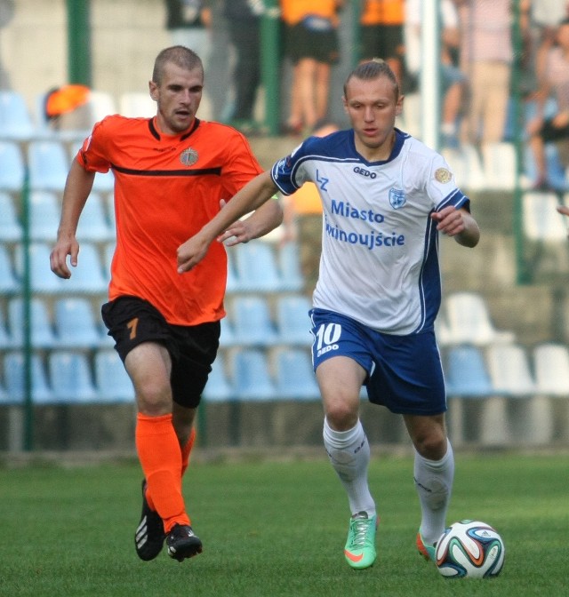 Kamil Zieliński (od prawej) zaliczył trzy mecze w I lidze grając we Flocie Świnoujście. Dziś ma być na treningu Widzewa Łódź