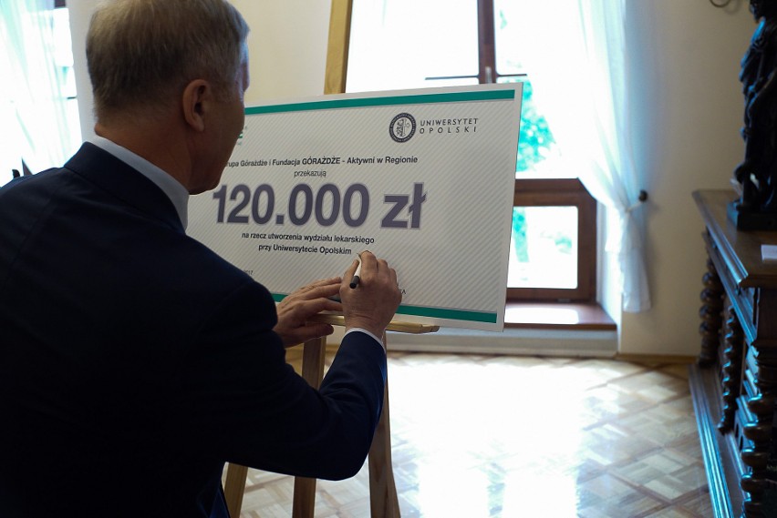 Grupa i Fundacja Górażdże przekazały w piątek 120 tysięcy...