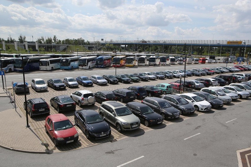 Samochody zaparkowane na parkingu przy stadionie