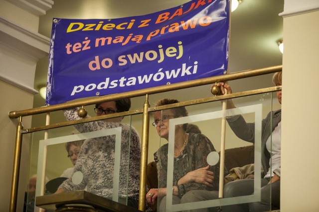 Na dzisiejszej sesji pojawili się z transparentami rodzice dzieci Zespołu Szkół nr 35 przy ul. Gawędy na Bajce.