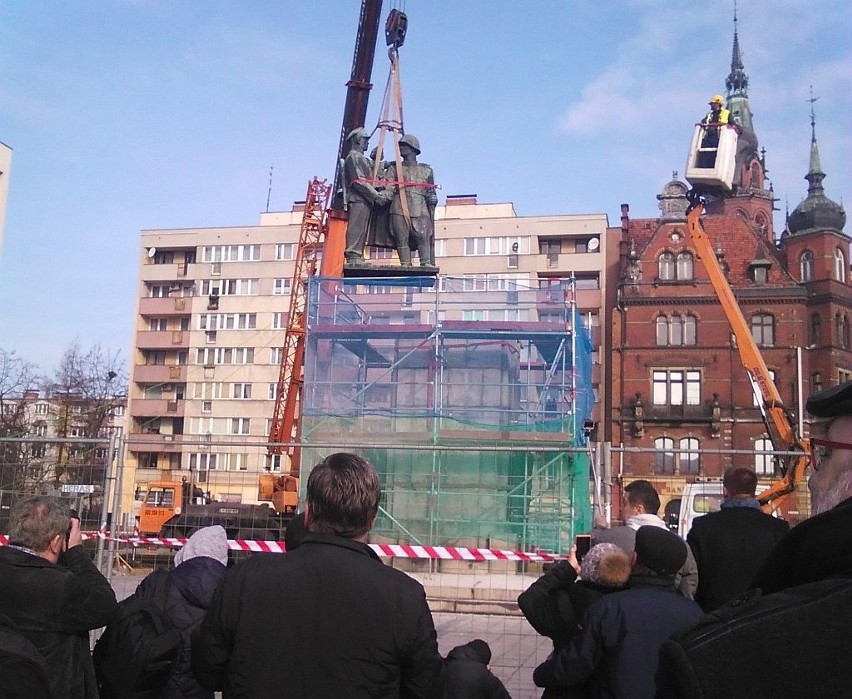 Rozpoczął się demontaż radzieckiego pomnika [ZDJĘCIA]