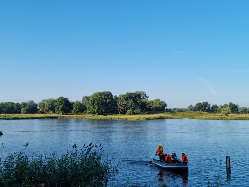 Ochotnicy z Cybinki ruszyli na pomoc wędkarzom.