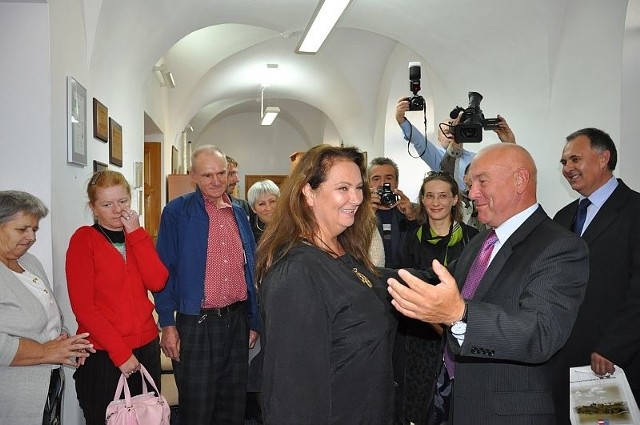 - Czekałem na tę chwilę 40 lat &#8211; powiedział burmistrz Sandomierza Jerzy Borowski, witając w magistracie Annę Dymnę.