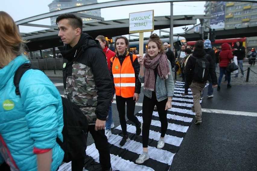 Zrobili przejście dla pieszych na rondzie Reagana. Policja wstrzymała ruch na kilka minut (ZDJĘCIA)