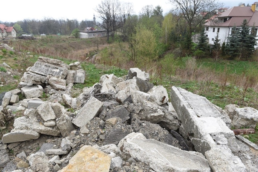 Limanowa. Mieszkańcom osiedla obiecano park, a pod oknami mają wysypisko śmieci