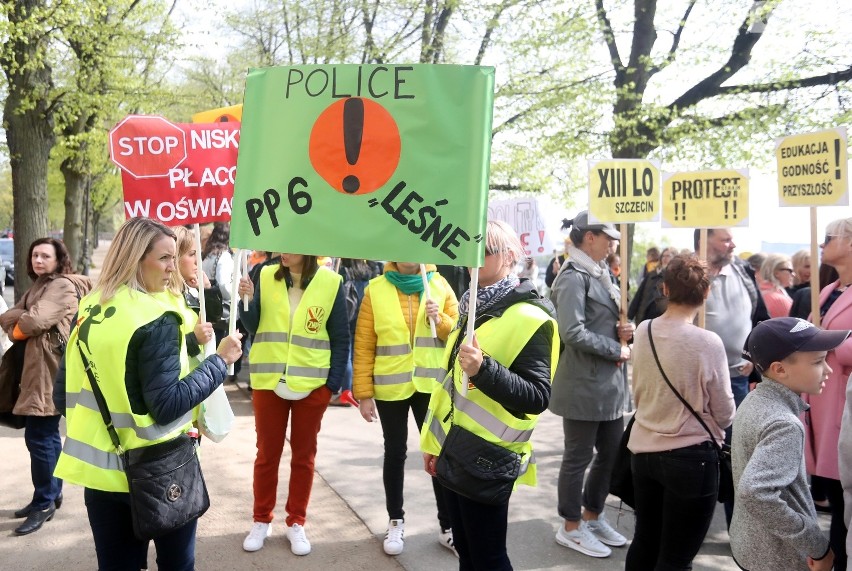 Manifestacja przed Urzędem Wojewódzkim w Szczecinie. Nauczyciele: "Potrzebujemy chleba, a nie igrzysk” [WIDEO, ZDJĘCIA]