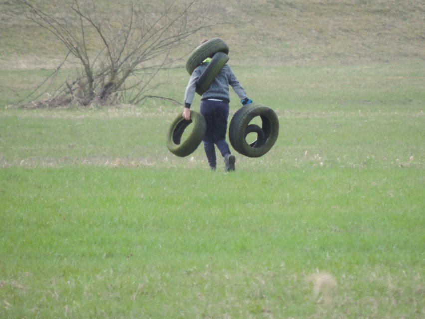 Małkinia Górna. Operacja Czysta Rzeka. 10.04.2021. Zobaczcie, czym ludzie zaśmiecają okolicę. Zdjęcia