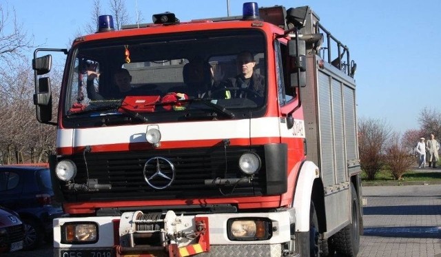 Strażacy byli na torach tuż po godzinie 19 i ogień został szybko ugaszony.