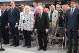 Prezes Prawa i Sprawiedliwości Jarosław Kaczyński entuzjastycznie przyjęty w sali gimnastycznej w Stalowej Woli. Zobacz zdjęcia
