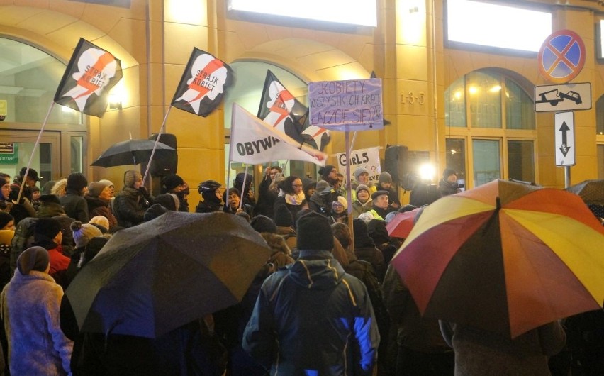 Czarna Środa we Wrocławiu. Protest w Rynku i pod biurami poselskimi 