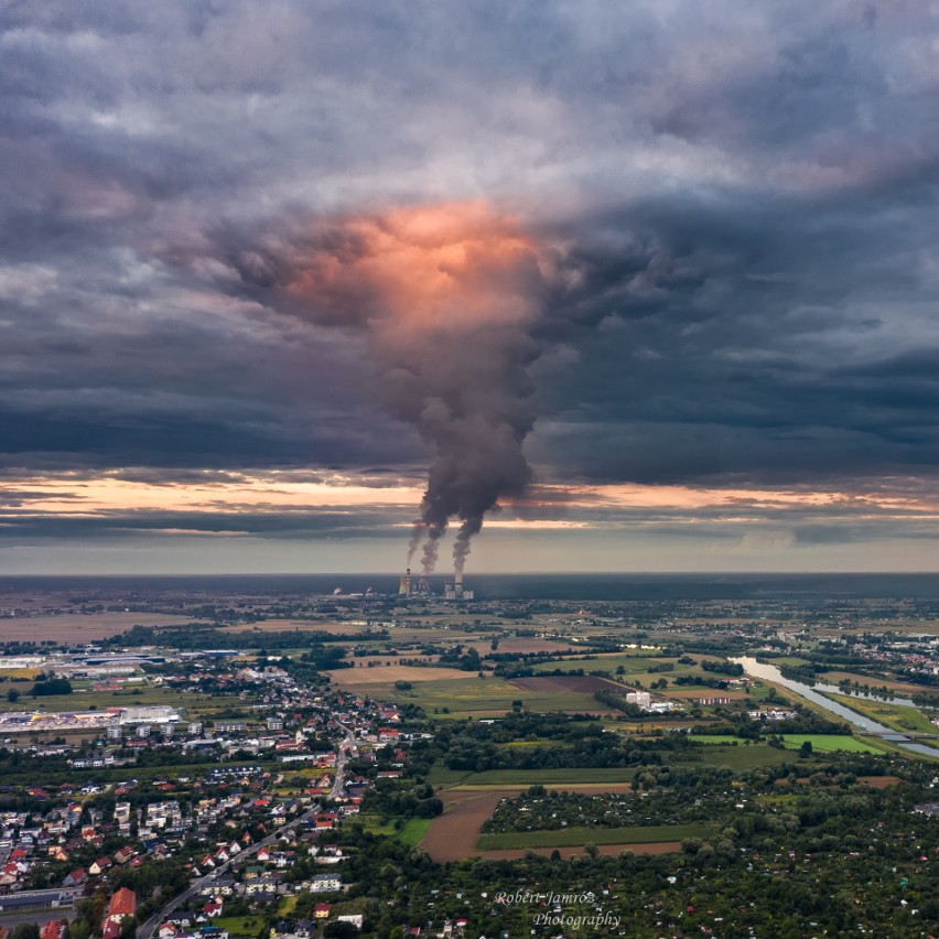 Obłok kondensacyjny to chmura można utworzona ze...