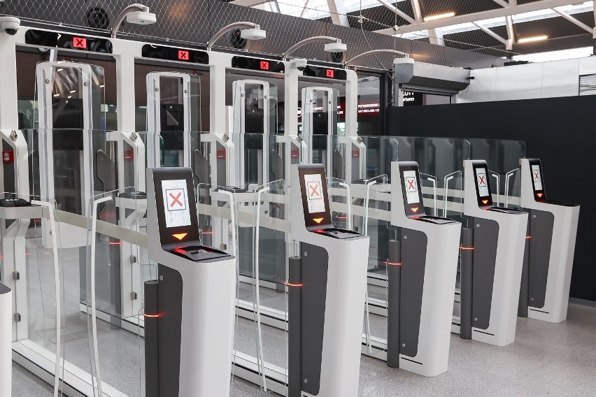 Bramki do automatycznej odprawy zostały uruchomione na gdańskim lotnisku. Co to oznacza dla pasażerów?