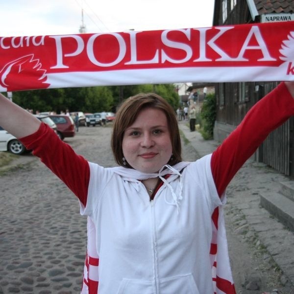 Anna Szymkiewicz: Mój tata i brat interesują się piłką. Najpierw chodziłam na mecze Warmii Grajewo z nimi, a potem już sama. Nawet jakby Polska nie awansowała na EURO, to i tak bym je oglądała. Kibicuję jeszcze Hiszpanii.Mecz z Austriakami obstawiała na 3:0 dla Polski.