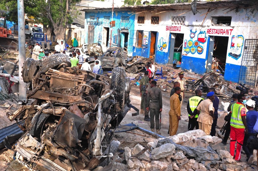 Somalia: Zamach w Mogadiszu. Dwie eksplozje i atak na hotel, zginęło co najmniej 20 osób [ZDJĘCIA]