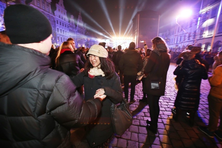 Sylwester 2017 na wrocławskim Rynku. Tak wrocławianie przywitali Nowy Rok [MNÓSTWO ZDJĘĆ]