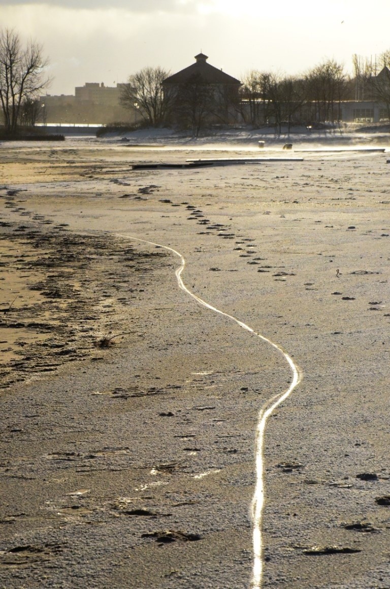 Spacer po sopockiej plaży. Zima na Pomorzu. Wybraliśmy się na spacer nad morze [ZDJĘCIA] 