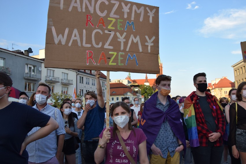 Tłumy tęczowych ludzi na Rynku Kościuszki. Przyszli dla...