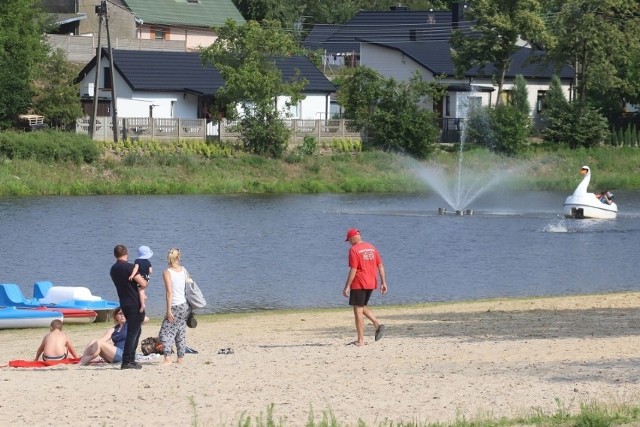 Miejsce do kąpieli na zalewie w Szydłowcu jest czynne w godzinach od 11 do 19. W tych godzinach są ratownicy. Więcej na kolejnych zdjęciach.