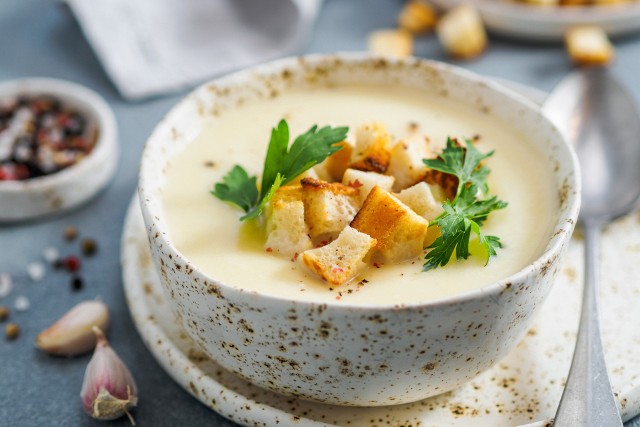 Domowa zupa krem z kalafiora szybko może być zrobiona w Thermomixe, który posieka, ugotuje i zmiksuje warzywa.