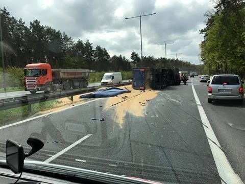 Ciężarówka ze zbożem zablokowała autostradę A6 [ZDJĘCIA] 