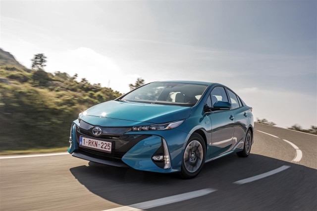 Toyota Prius Plug-in Hybrid  Nowy Prius Plug-in Hybrid wjeżdża na polski rynek. Zasięg na samym silniku elektrycznym wynosi 50 km, czyli dwa razy więcej niż poprzedniego modelu.Fot. Toyota