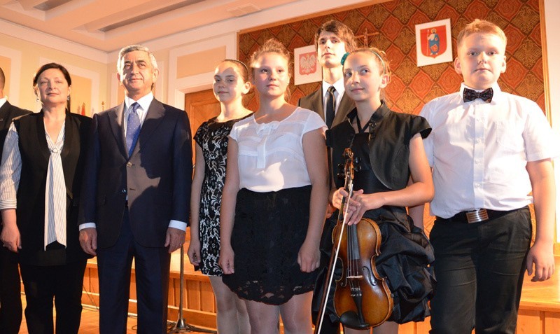Od lewej: Karine Owsepian, prezydent Armenii Serż Sarkisjan,...