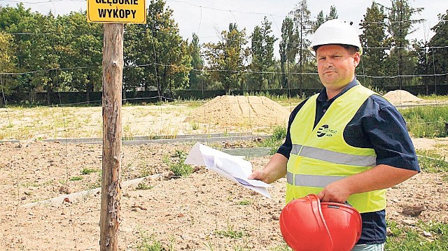 Bogdan Bardzik, właściciel firmy budowlanej, nie ukrywa, że w ostatnich miesiącach jest duży problem ze znalezieniem pracowników. Ma nawet przygotowane kaski dla przyszłej załogi