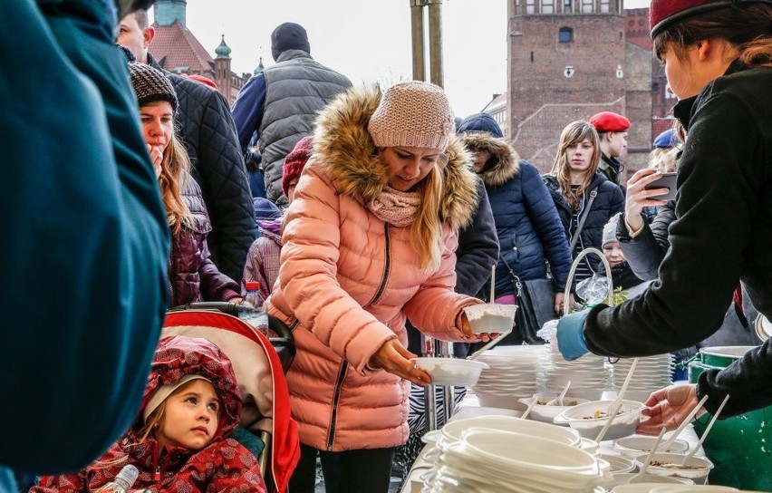 Śniadanie wielkanocne dla gdańszczan na Targu Węglowym - potrzebujący zjedli tradycyjne potrawy i otrzymali paczki żywnościowe [zdjęcia] 