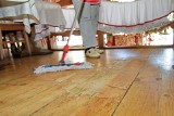 Renowacja drewnianej podłogi – jak wykonać ją samodzielnie 