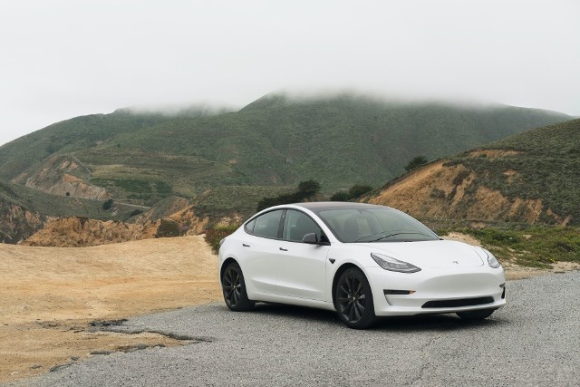 Tesla i Renault obniżyły ceny elektrycznych samochodów. Dlaczego?