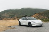 Tesla i Renault obniżają ceny samochodów elektrycznych. Skąd taka decyzja?