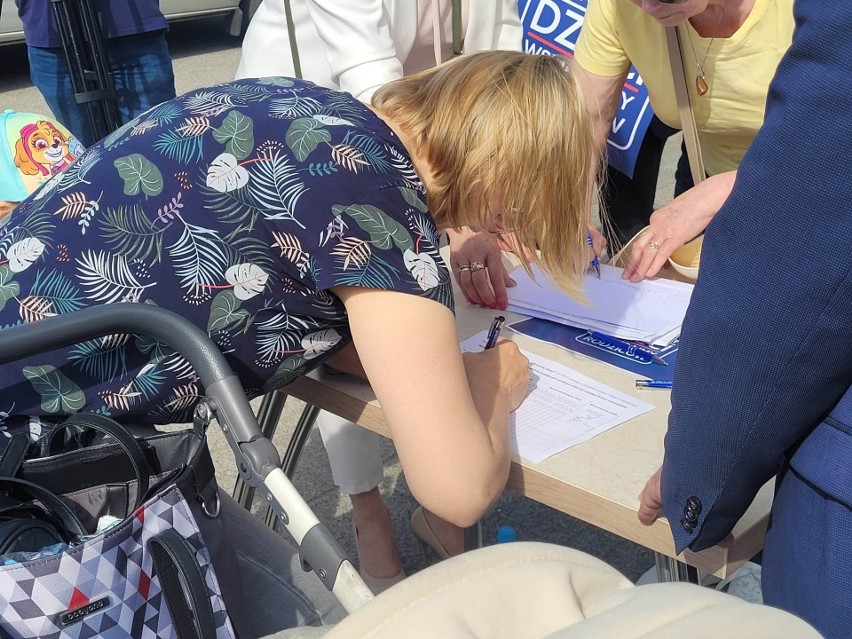 Posłowie PiS-u zbierali podpisy w centrum Częstochowy pod...