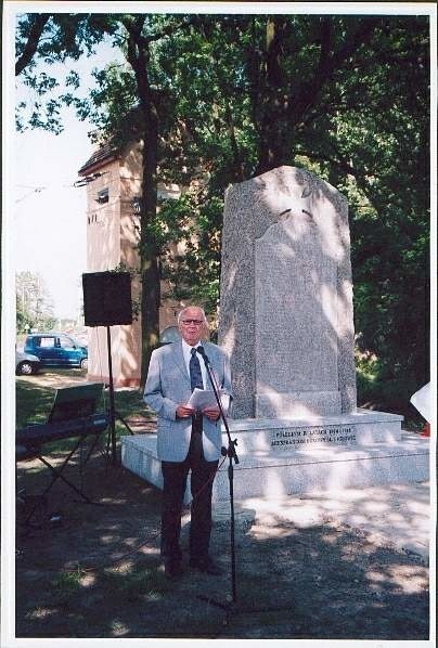 - Ten pomnik nie powinien dzielić, lecz łączyć - mówił w Bukowiu Karl Ernst Lober.