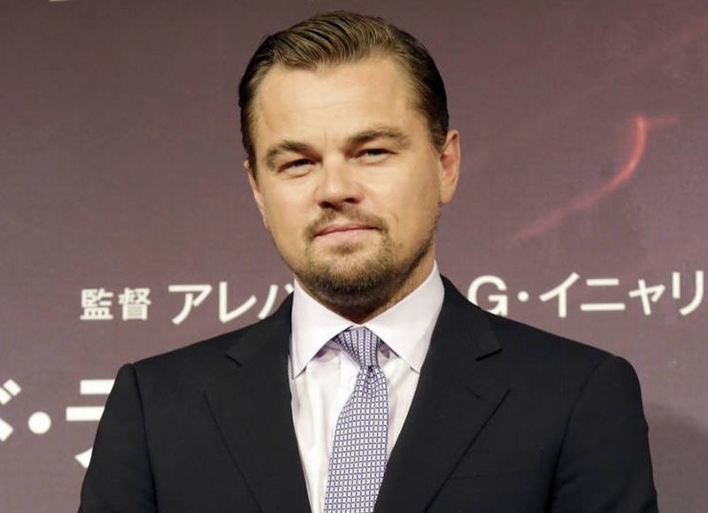 Słynny aktor Leonardo DiCaprio pozuje fotografom podczas...