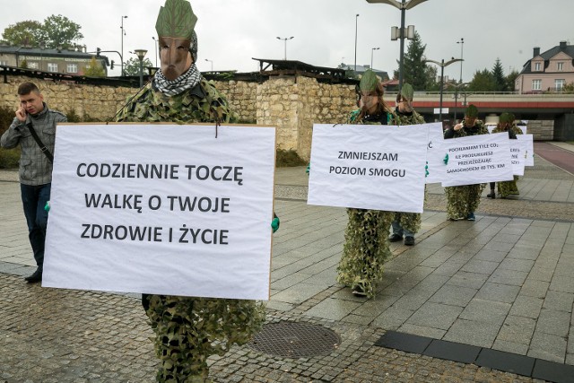 Uczestnicy happeningu na rondzie Mogilskim