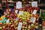 Na opolskich targowiskach obecnie królują polskie truskawki i szparagi. Cena jest jednak wyższa od tych importowanych. Dlaczego?