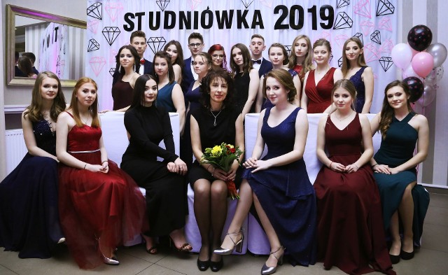 Uczniowie I Liceum Ogólnokształcącego w Praszce bawili się na balu studniówkowym 26 stycznia w Restauracji pod Lipą w Gorzowie Śląskim.