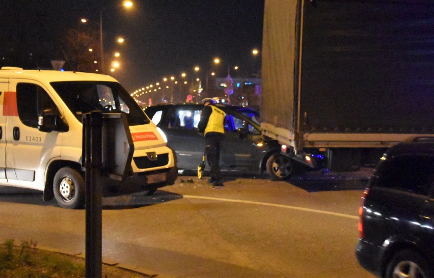 Tarnów. Zderzenie dostawczaka z samochodem osobowym na rondzie tymczasowym na Słonecznej