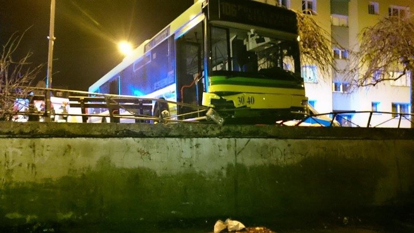 Wypadek w Policach. Autobus uderzył w barierkę