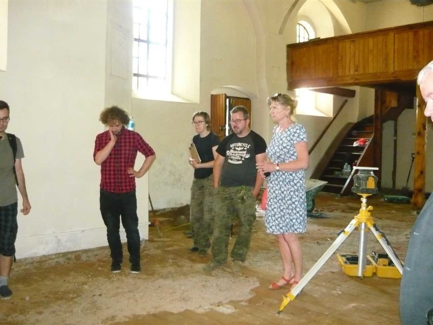 Podczas remontu kościoła w Kalsku odkryto zabytkową posadzkę