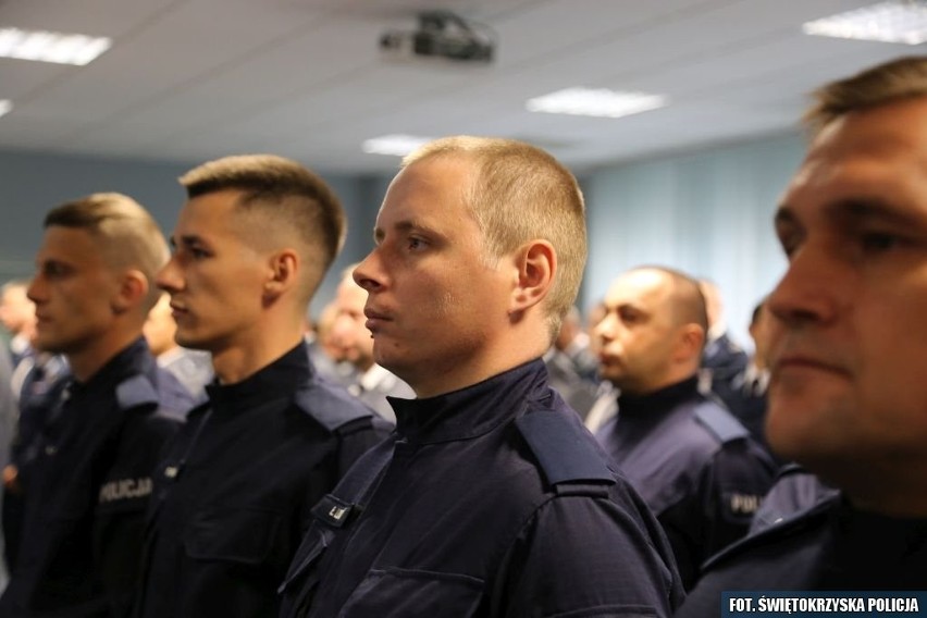 Policyjna uroczystość w Kielcach. Było ślubowanie młodych policjantów i odznaczenia dla doświadczonych