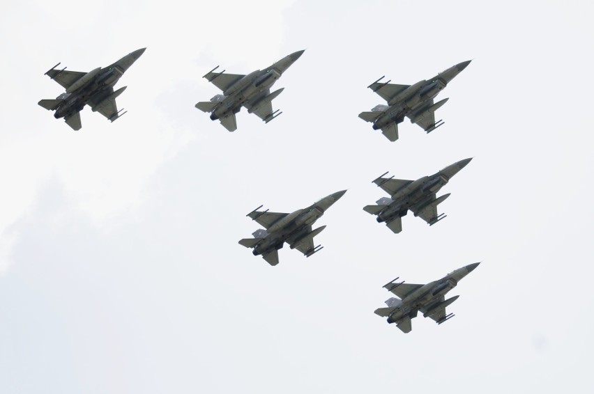 Air Show 2017 w Radomiu. Na lotnisku na Sadkowie jest już mnóstwo samolotów. W piątek treningi