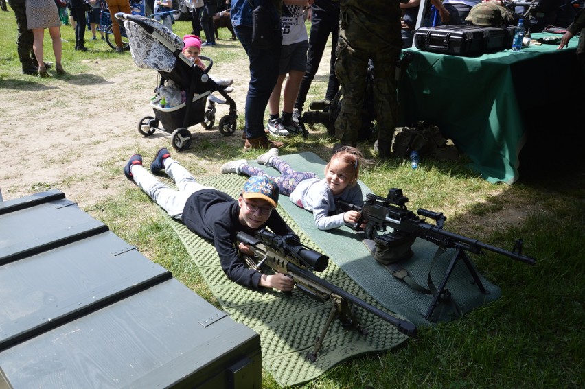 Skawina. Piknik wojskowy przyciągnął mieszkańców. Duże zainteresowanie wstąpieniem do dobrowolnej służby, strzelaniem i... grochówką ZDJĘCIA