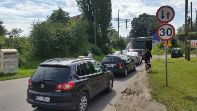 Ulicą Habryki przejeżdżają teraz sznury samochodów.