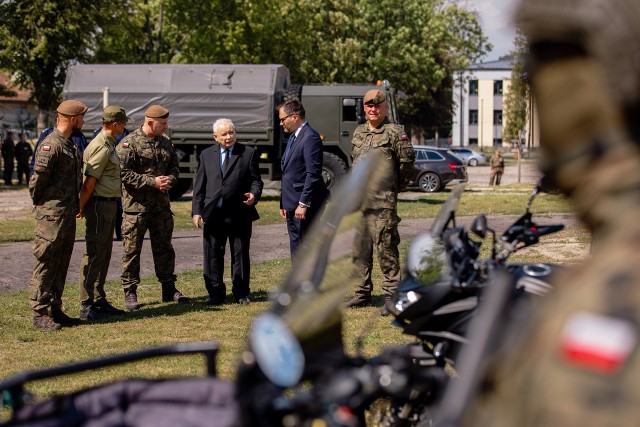 Jakby zaszła potrzeba to jak mielibyśmy się bronić? Skąd i gdzie szukać pomocy? To są pytania, które pozostają bez odpowiedzi – podkreślił wiceszef MON Michał Wiśniewski w rozmowie z i.pl