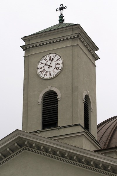 Zegar na wieży bazyliki, jednej z największych świątyń w...